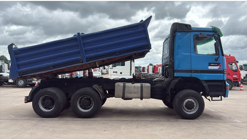 Mercedes-Benz actros 3340 (6X6 / BOITE MANUELLE /MANUAL GEARBOX / 3 PONTS / V6 / MP1) - Sklápač: obrázok 4 Mercedes-Benz actros 3340 (6X6 / BOITE MANUELLE /MANUAL GEARBOX / 3 PONTS / V6 / MP1) - Sklápač: obrázok 4