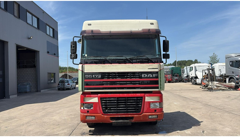 DAF XF 95.430 (EURO 3 / BOITE MANUELLE / MANUAL GEARBOX) - Ťahač: obrázok 2 DAF XF 95.430 (EURO 3 / BOITE MANUELLE / MANUAL GEARBOX) - Ťahač: obrázok 2