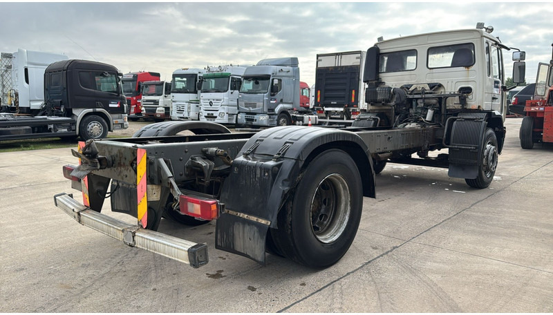 Volvo FL 220 (FULL STEEL SUSP. / 10 BOLTS / 18 TONS / VERY CLEAN CHASSIS !!! / CHASSIS 5.50M LENGHT) - Podvozek s kabinou: obrázok 4 Volvo FL 220 (FULL STEEL SUSP. / 10 BOLTS / 18 TONS / VERY CLEAN CHASSIS !!! / CHASSIS 5.50M LENGHT) - Podvozek s kabinou: obrázok 4