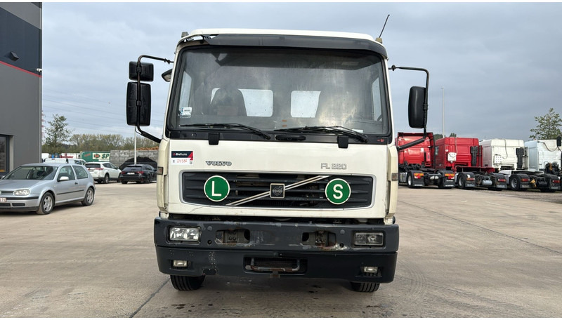 Volvo FL 220 (FULL STEEL SUSP. / 10 BOLTS / 18 TONS / VERY CLEAN CHASSIS !!! / CHASSIS 5.50M LENGHT) - Podvozek s kabinou: obrázok 2 Volvo FL 220 (FULL STEEL SUSP. / 10 BOLTS / 18 TONS / VERY CLEAN CHASSIS !!! / CHASSIS 5.50M LENGHT) - Podvozek s kabinou: obrázok 2