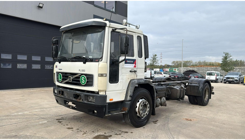 Volvo FL 220 (FULL STEEL SUSP. / 10 BOLTS / 18 TONS / VERY CLEAN CHASSIS !!! / CHASSIS 5.50M LENGHT) - Podvozek s kabinou: obrázok 1 Volvo FL 220 (FULL STEEL SUSP. / 10 BOLTS / 18 TONS / VERY CLEAN CHASSIS !!! / CHASSIS 5.50M LENGHT) - Podvozek s kabinou: obrázok 1