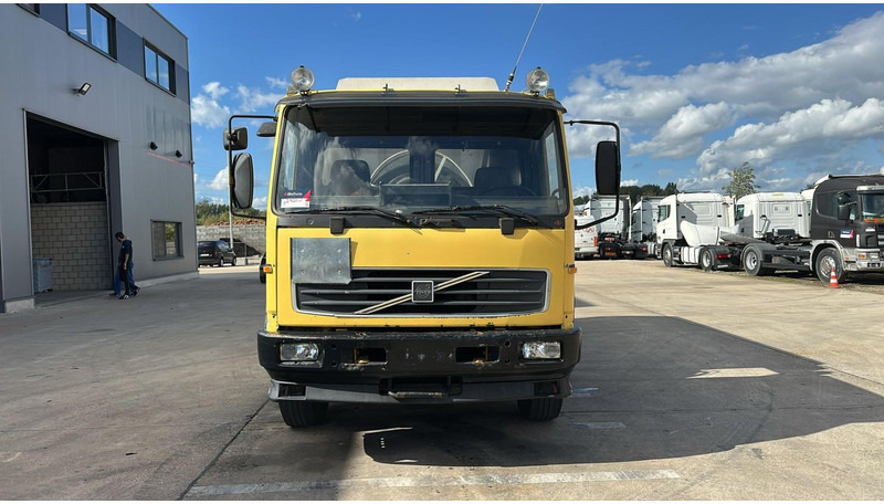 Volvo FL 6-18 (12400 LITERS / 3 COMPARTIMENTS / EURO 2 / STEEL SUSP. / LAMES) - Cisternové vozidlo: obrázok 2 Volvo FL 6-18 (12400 LITERS / 3 COMPARTIMENTS / EURO 2 / STEEL SUSP. / LAMES) - Cisternové vozidlo: obrázok 2