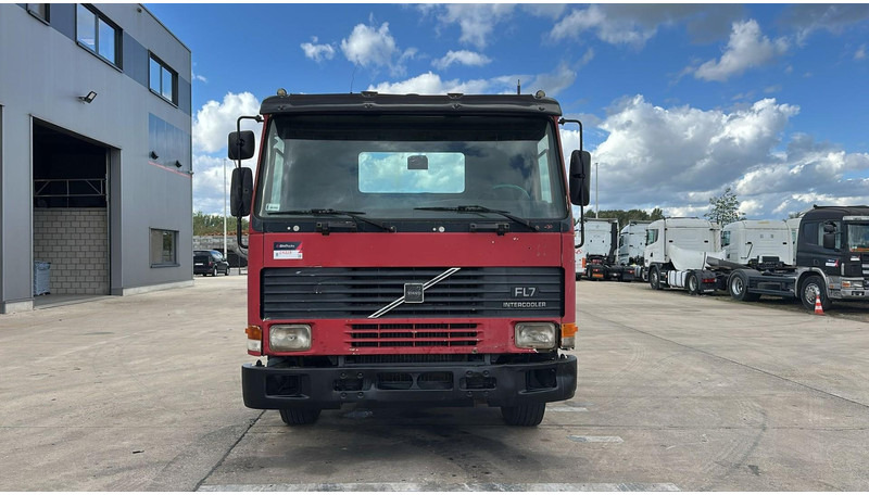 Volvo FL 7 - 260 (6X4 / LAMES / POMPE MANUELLE / MANUAL PUMP / STEEL SUSP.) - Podvozek s kabinou: obrázok 4 Volvo FL 7 - 260 (6X4 / LAMES / POMPE MANUELLE / MANUAL PUMP / STEEL SUSP.) - Podvozek s kabinou: obrázok 4