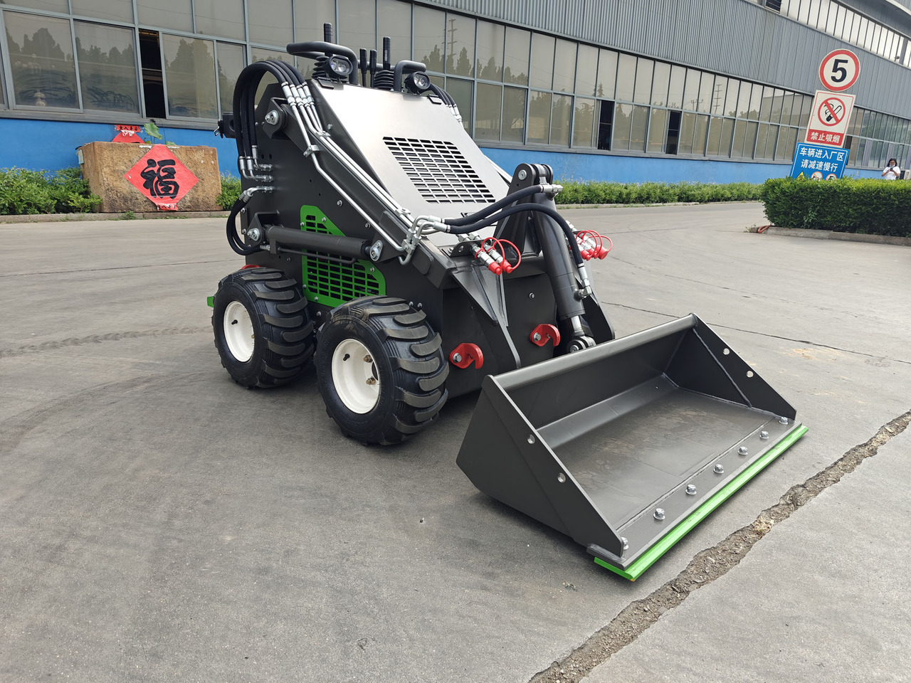 WCM-SL380 - Šmykom riadený nakladač: obrázok 5 WCM-SL380 - Šmykom riadený nakladač: obrázok 5