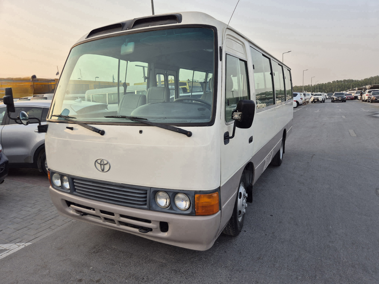 TOYOTA Coaster ... 25 places ...climatisé - Minibus, Mikrobus: obrázok 2 TOYOTA Coaster ... 25 places ...climatisé - Minibus, Mikrobus: obrázok 2