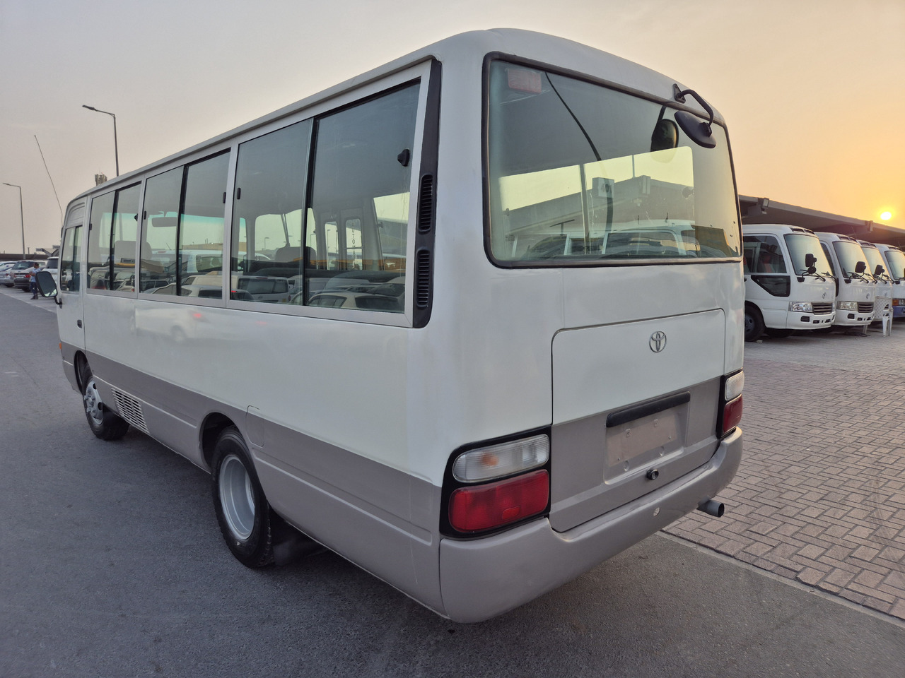 TOYOTA Coaster ... 25 places ...climatisé - Minibus, Mikrobus: obrázok 3 TOYOTA Coaster ... 25 places ...climatisé - Minibus, Mikrobus: obrázok 3