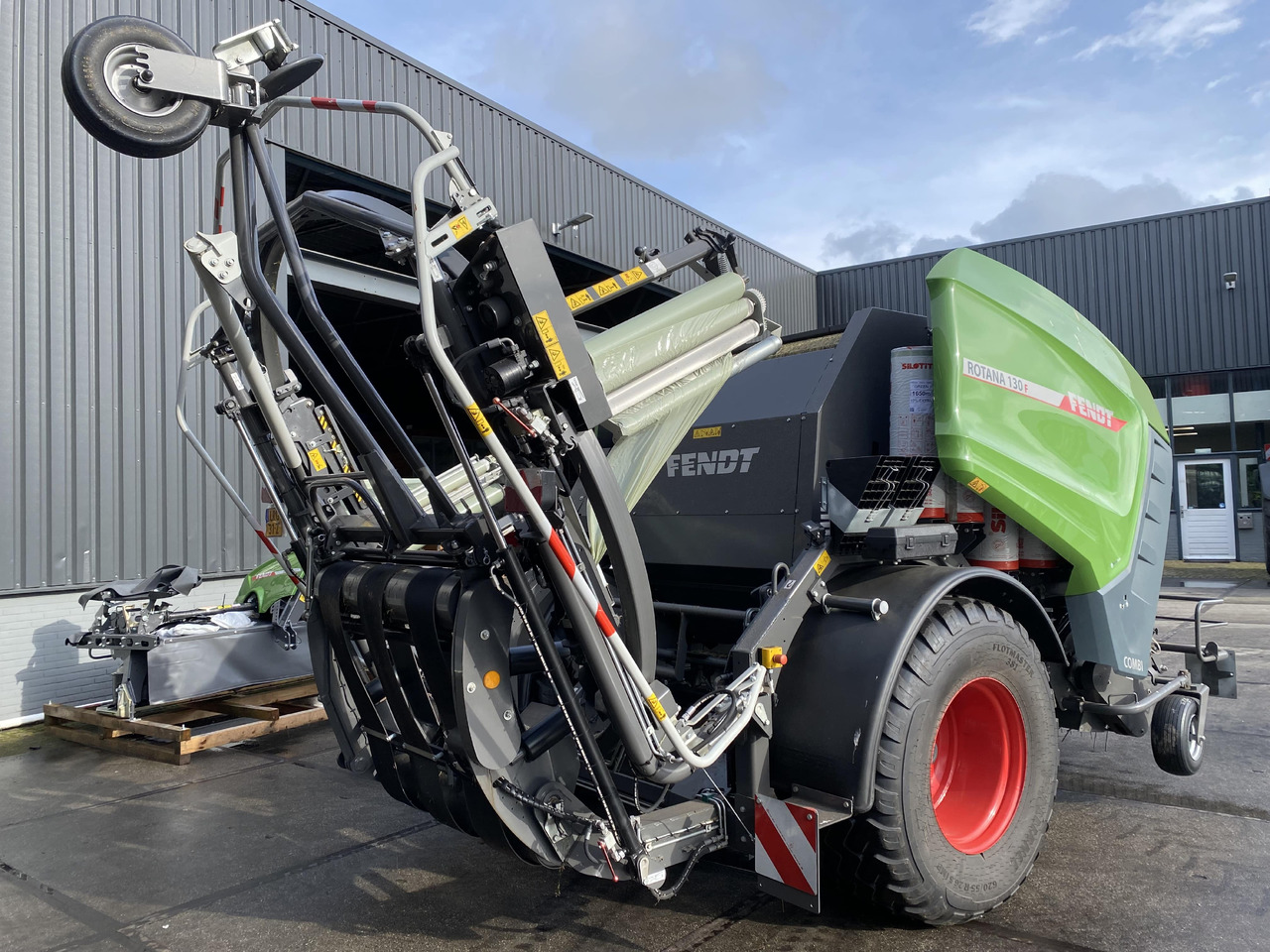 FENDT Rotana 130F Combi - Obaľovací stroj: obrázok 4 FENDT Rotana 130F Combi - Obaľovací stroj: obrázok 4