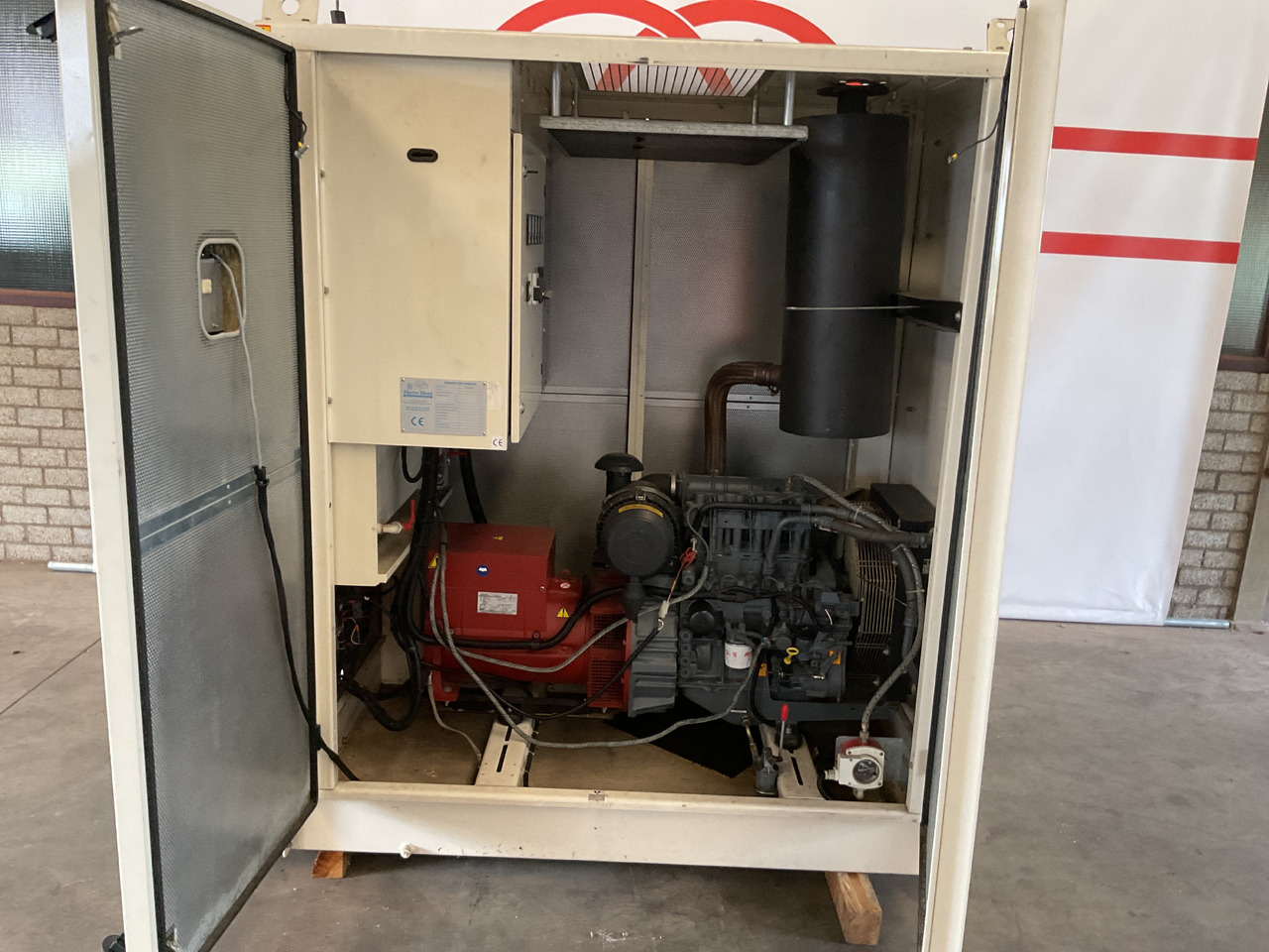 Deutz F3M1011F, 45KVA generatorset. Like brand new. Low standby hours - Elektrický generátor: obrázok 3 Deutz F3M1011F, 45KVA generatorset. Like brand new. Low standby hours - Elektrický generátor: obrázok 3