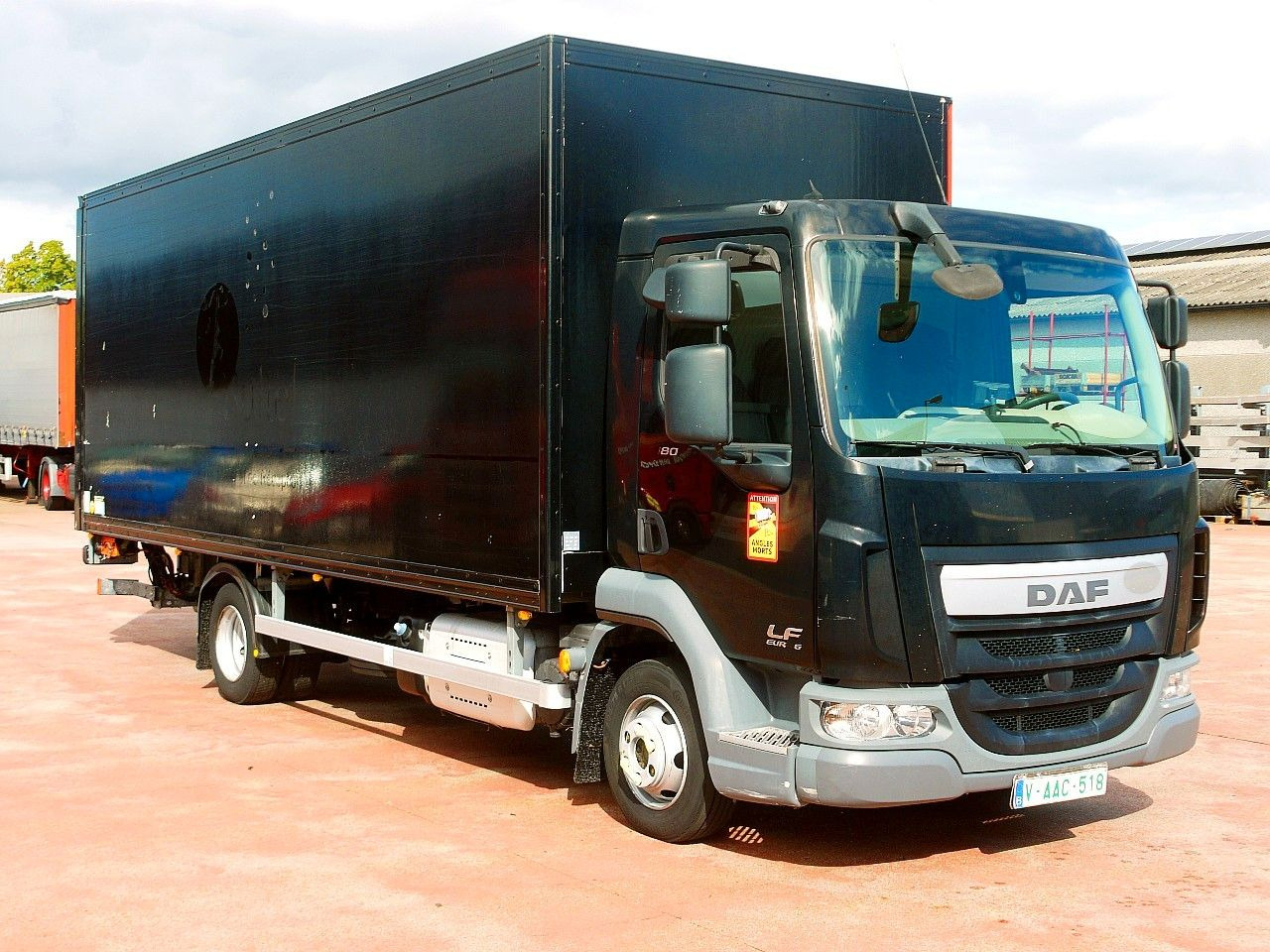 DAF LF FA 180 MEUBEL KOFFER LBW LUFT FEDERUNG AIRCO - Skříňový nákladní auto: obrázok 2 DAF LF FA 180 MEUBEL KOFFER LBW LUFT FEDERUNG AIRCO - Skříňový nákladní auto: obrázok 2