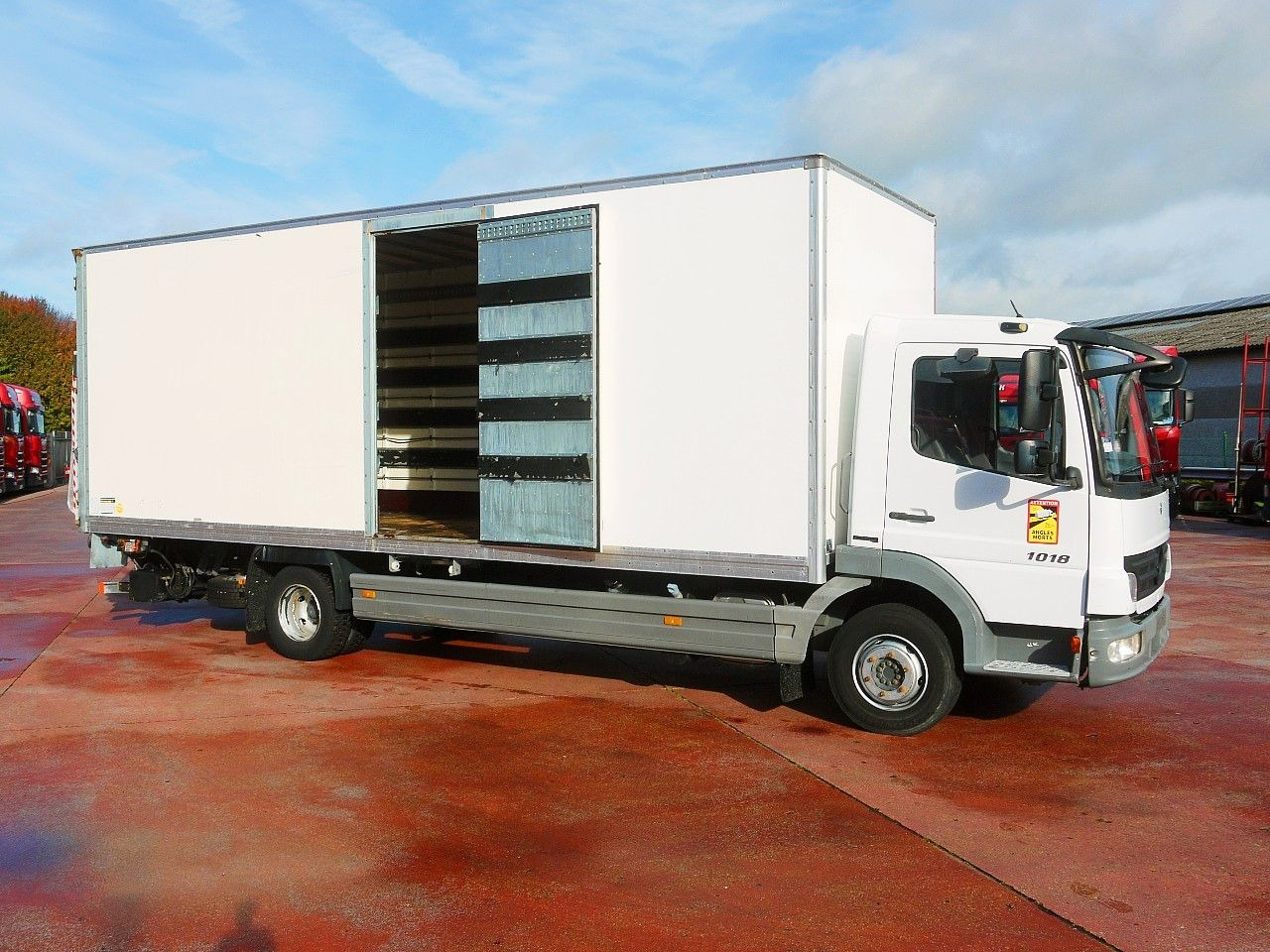 Mercedes-Benz 1018 ATEGO MEUBEL KOFFER A/C LBW LUFT 112tkm - Skříňový nákladní auto: obrázok 3 Mercedes-Benz 1018 ATEGO MEUBEL KOFFER A/C LBW LUFT 112tkm - Skříňový nákladní auto: obrázok 3