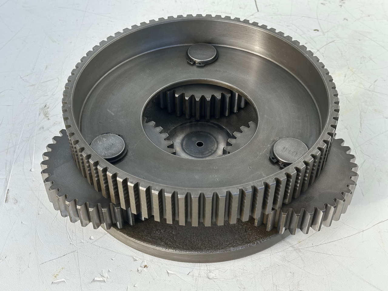 LIEBHERR Original Planetenträger ID-Nr.944171103 mit Planetenräder ID-Nr.944110603-ID-Nr.90201469 mit Lamellenträger ID-Nr.944112103. A900C,A944B,E942,LOS942,LOS944,P942,P944,R942,R944,R944B. #HRV# - Motor otoče pre Rýpadlo: obrázok 1 LIEBHERR Original Planetenträger ID-Nr.944171103 mit Planetenräder ID-Nr.944110603-ID-Nr.90201469 mit Lamellenträger ID-Nr.944112103. A900C,A944B,E942,LOS942,LOS944,P942,P944,R942,R944,R944B. #HRV# - Motor otoče pre Rýpadlo: obrázok 1