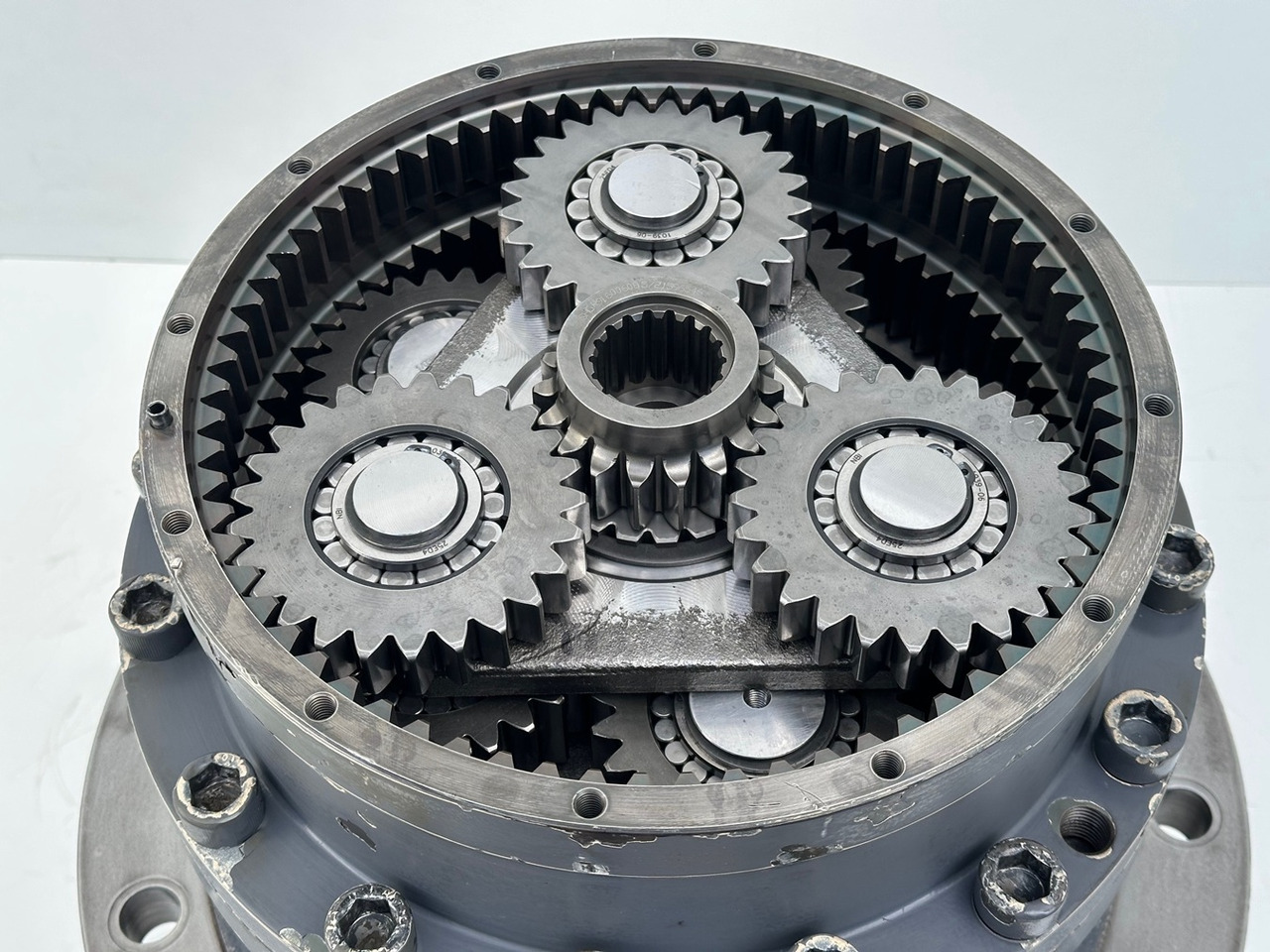 LIEBHERR Original Schwenkantrieb Typ:GFB2160 mit ID-Nr.11657357 – ID-Nr.12204229 – ID-Nr.12947309. R920 S-1545, R920-1545, R922LC-1442, R922 LC-1443, R924 LC-1444, R924 LC-1445. #11657357.04.10# - Motor otoče pre Pásové rýpadlo: obrázok 4 LIEBHERR Original Schwenkantrieb Typ:GFB2160 mit ID-Nr.11657357 – ID-Nr.12204229 – ID-Nr.12947309. R920 S-1545, R920-1545, R922LC-1442, R922 LC-1443, R924 LC-1444, R924 LC-1445. #11657357.04.10# - Motor otoče pre Pásové rýpadlo: obrázok 4