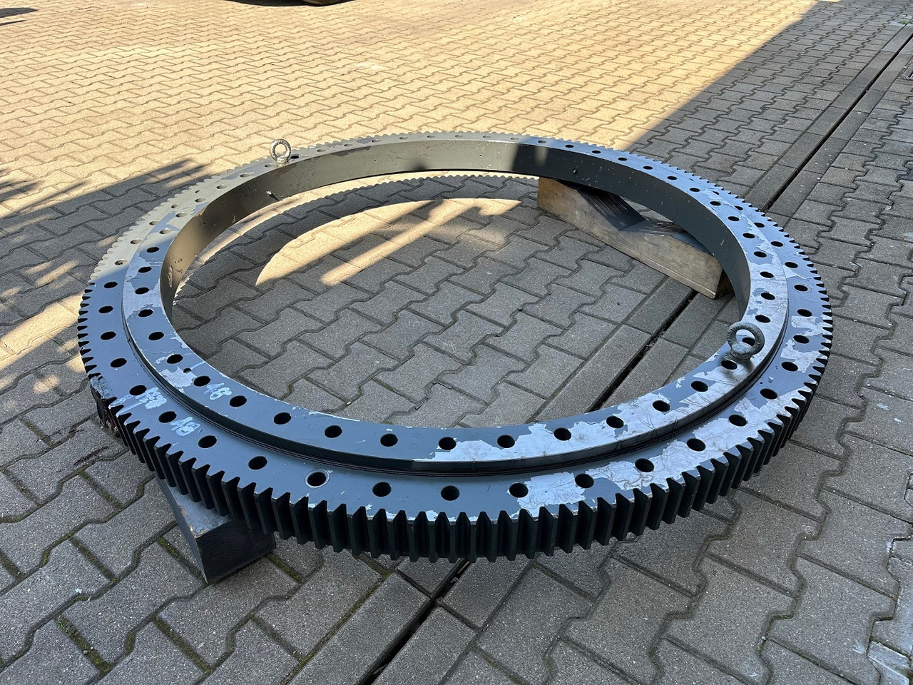 Liebherr Drehkranz - Kugeldrehverbindung Typ:KUD138 VA 002. ID-Nr.982757001. #159.10118# - Otočný ložisko pre Stavebné stroje: obrázok 1 Liebherr Drehkranz - Kugeldrehverbindung Typ:KUD138 VA 002. ID-Nr.982757001. #159.10118# - Otočný ložisko pre Stavebné stroje: obrázok 1