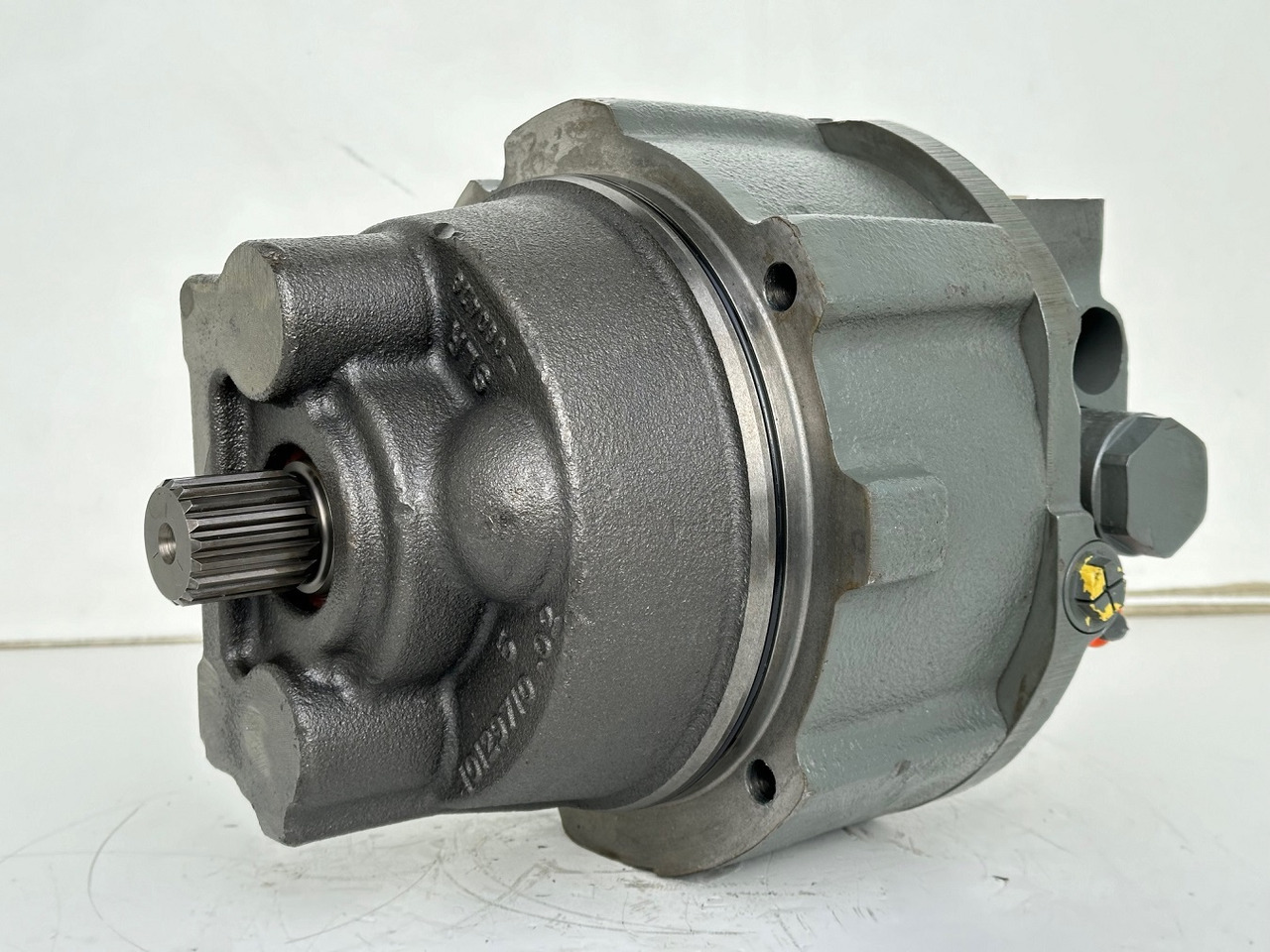 Liebherr Hydraulikeinbaumotor CMVE O 135. ID-Nr.10129570 - ID-Nr.11439804. FAT400P112 - FAT550P093. R930, R934, R936, R940, R944, R946, R950T. #10129570.21538# - Hydraulický motor pre Stavebné stroje: obrázok 1 Liebherr Hydraulikeinbaumotor CMVE O 135. ID-Nr.10129570 - ID-Nr.11439804. FAT400P112 - FAT550P093. R930, R934, R936, R940, R944, R946, R950T. #10129570.21538# - Hydraulický motor pre Stavebné stroje: obrázok 1