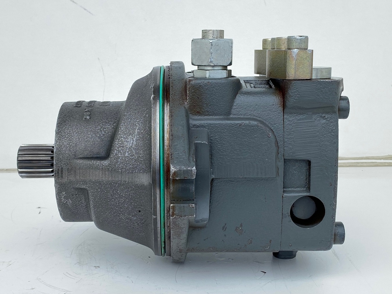 Liebherr Hydraulikeinbaumotor FMF090, ID-Nr.10120382 - ID-Nr.9273168 - ID-Nr.9074075. A900, A944, LH60, E942, EP944, ER944, LOS942, LOS944, P942, P944, R934 TR, R940, R942, R944, R946, R950. #17868 - Hydraulický motor pre Pásové rýpadlo: obrázok 4 Liebherr Hydraulikeinbaumotor FMF090, ID-Nr.10120382 - ID-Nr.9273168 - ID-Nr.9074075. A900, A944, LH60, E942, EP944, ER944, LOS942, LOS944, P942, P944, R934 TR, R940, R942, R944, R946, R950. #17868 - Hydraulický motor pre Pásové rýpadlo: obrázok 4