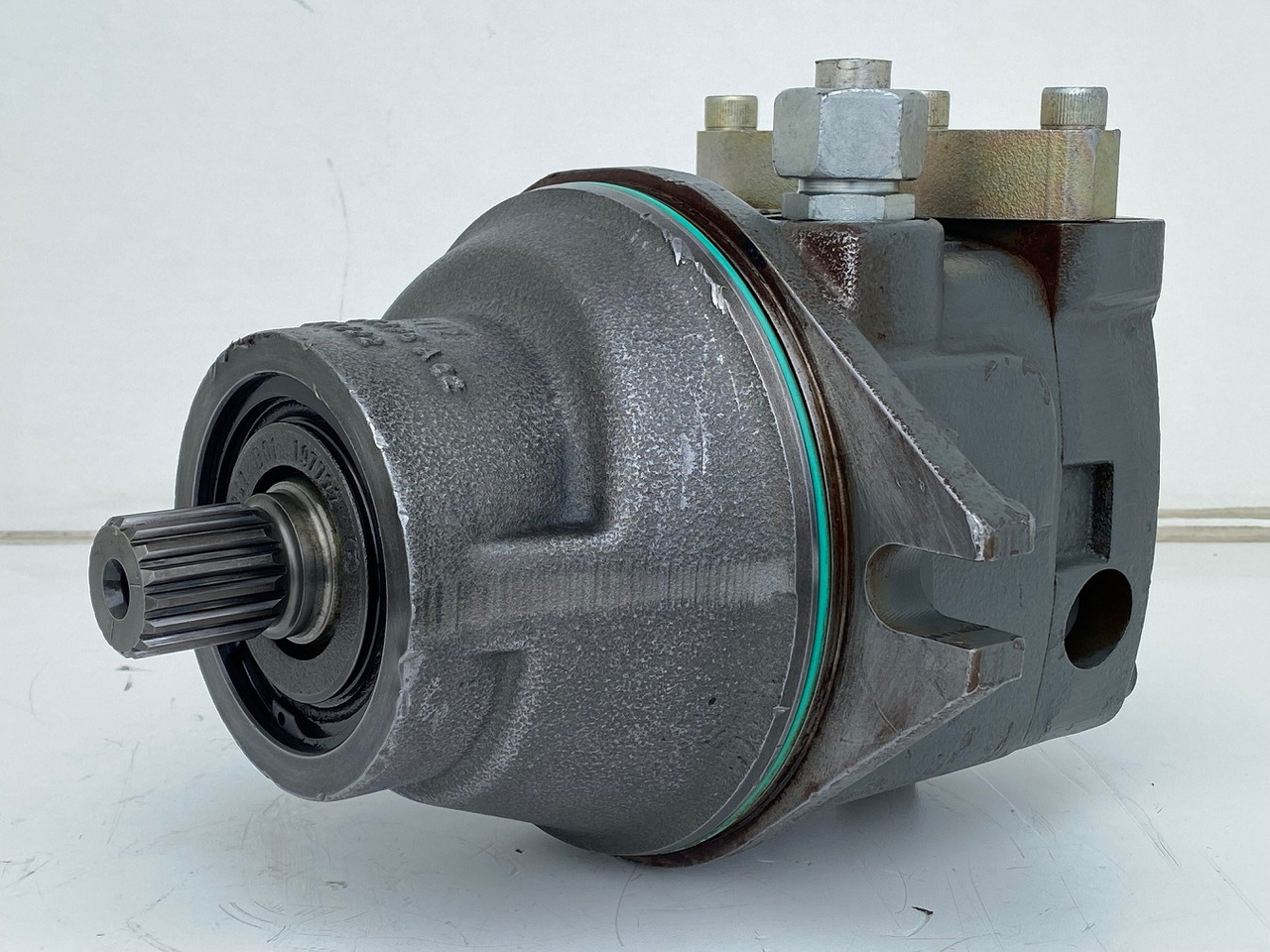 Liebherr Hydraulikeinbaumotor FMF090, ID-Nr.10120382 - ID-Nr.9273168 - ID-Nr.9074075. A900, A944, LH60, E942, EP944, ER944, LOS942, LOS944, P942, P944, R934 TR, R940, R942, R944, R946, R950. #17868 - Hydraulický motor pre Pásové rýpadlo: obrázok 5 Liebherr Hydraulikeinbaumotor FMF090, ID-Nr.10120382 - ID-Nr.9273168 - ID-Nr.9074075. A900, A944, LH60, E942, EP944, ER944, LOS942, LOS944, P942, P944, R934 TR, R940, R942, R944, R946, R950. #17868 - Hydraulický motor pre Pásové rýpadlo: obrázok 5