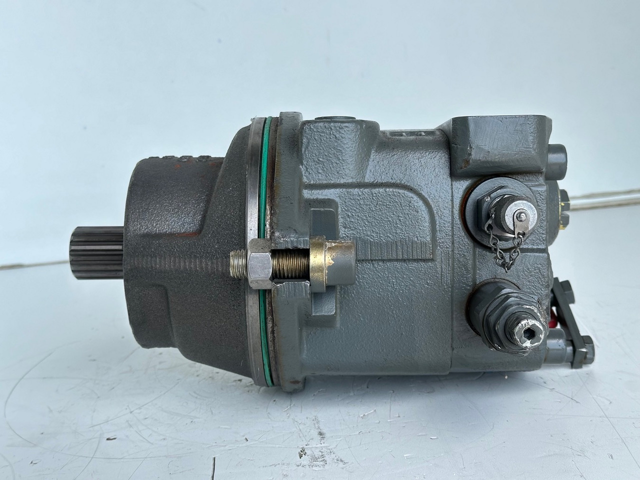 Liebherr Hydraulikeinbaumotor Typ:FMF058, ID-Nr.10122576 - ID-Nr.10145827 - ID-Nr.11371069. LOS1906, P924 COMP , R906, R906 PROTO, R916, R922, R924, R924 COMP, R926 COMP, R926 K LC. #39780# - Hydraulický motor pre Rýpadlo: obrázok 3 Liebherr Hydraulikeinbaumotor Typ:FMF058, ID-Nr.10122576 - ID-Nr.10145827 - ID-Nr.11371069. LOS1906, P924 COMP , R906, R906 PROTO, R916, R922, R924, R924 COMP, R926 COMP, R926 K LC. #39780# - Hydraulický motor pre Rýpadlo: obrázok 3