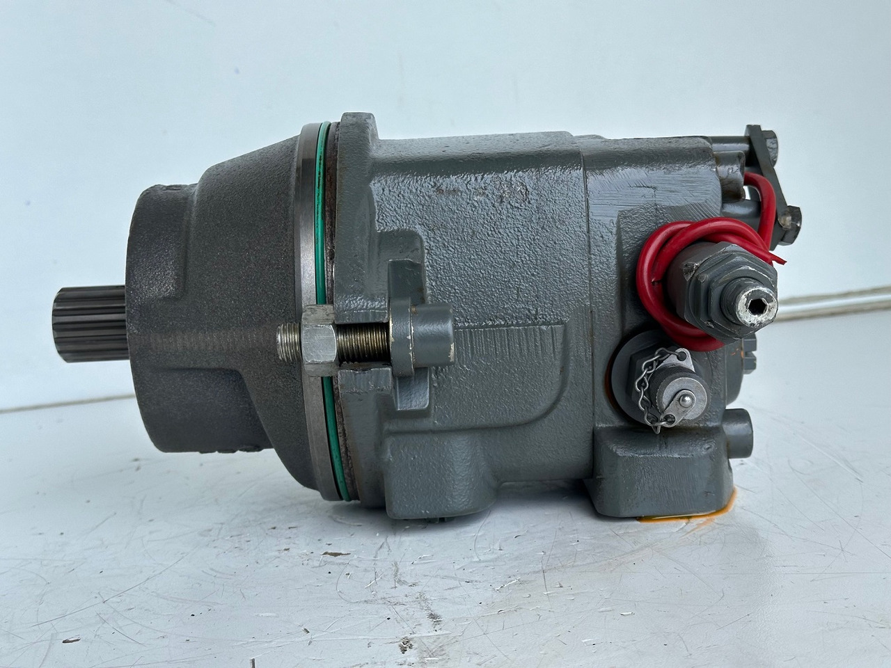 Liebherr Hydraulikeinbaumotor Typ:FMF058, ID-Nr.10122576 - ID-Nr.10145827 - ID-Nr.11371069. LOS1906, P924 COMP , R906, R906 PROTO, R916, R922, R924, R924 COMP, R926 COMP, R926 K LC. #39780# - Hydraulický motor pre Rýpadlo: obrázok 4 Liebherr Hydraulikeinbaumotor Typ:FMF058, ID-Nr.10122576 - ID-Nr.10145827 - ID-Nr.11371069. LOS1906, P924 COMP , R906, R906 PROTO, R916, R922, R924, R924 COMP, R926 COMP, R926 K LC. #39780# - Hydraulický motor pre Rýpadlo: obrázok 4