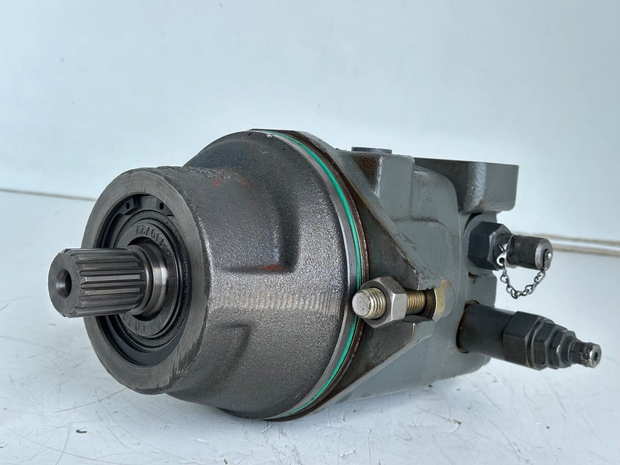 Liebherr Hydraulikeinbaumotor Typ:FMF058, ID-Nr.10122576 - ID-Nr.10145827 - ID-Nr.11371069. LOS1906, P924 COMP , R906, R906 PROTO, R916, R922, R924, R924 COMP, R926 COMP, R926 K LC. #39780# - Hydraulický motor pre Rýpadlo: obrázok 1 Liebherr Hydraulikeinbaumotor Typ:FMF058, ID-Nr.10122576 - ID-Nr.10145827 - ID-Nr.11371069. LOS1906, P924 COMP , R906, R906 PROTO, R916, R922, R924, R924 COMP, R926 COMP, R926 K LC. #39780# - Hydraulický motor pre Rýpadlo: obrázok 1