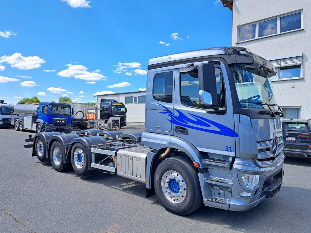 Mercedes Benz Actros 3243 8x2 1,2 & 4 Lenkachse, 2 & 4 Liftbar(Nr. 6051) - Podvozek s kabinou: obrázok 2 Mercedes Benz Actros 3243 8x2 1,2 & 4 Lenkachse, 2 & 4 Liftbar(Nr. 6051) - Podvozek s kabinou: obrázok 2