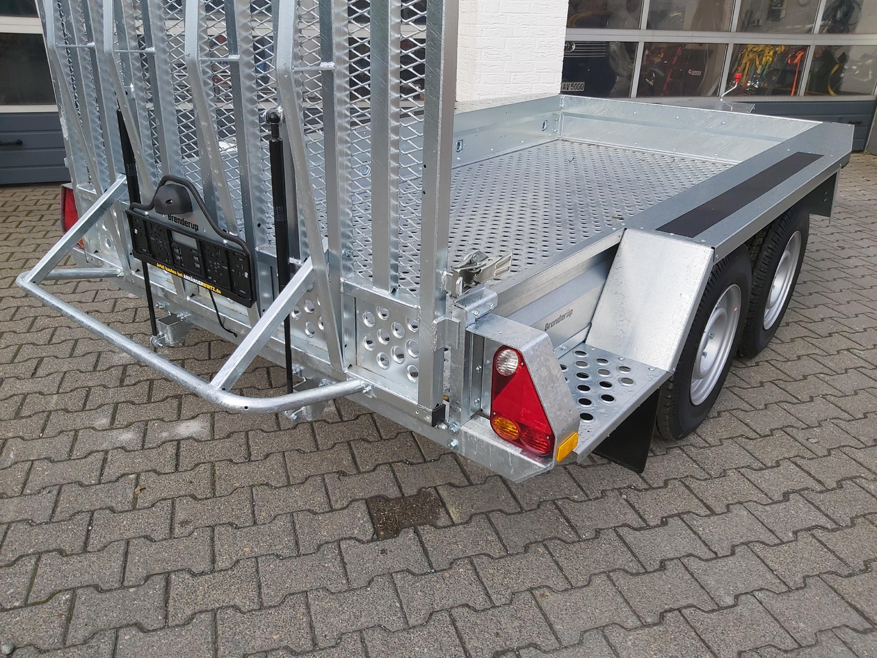 Prepravník stavebných strojov Brenderup Maschinentransporter MT 3080 STF 308x152x25cm Stahllochboden 3000kg: obrázok 11