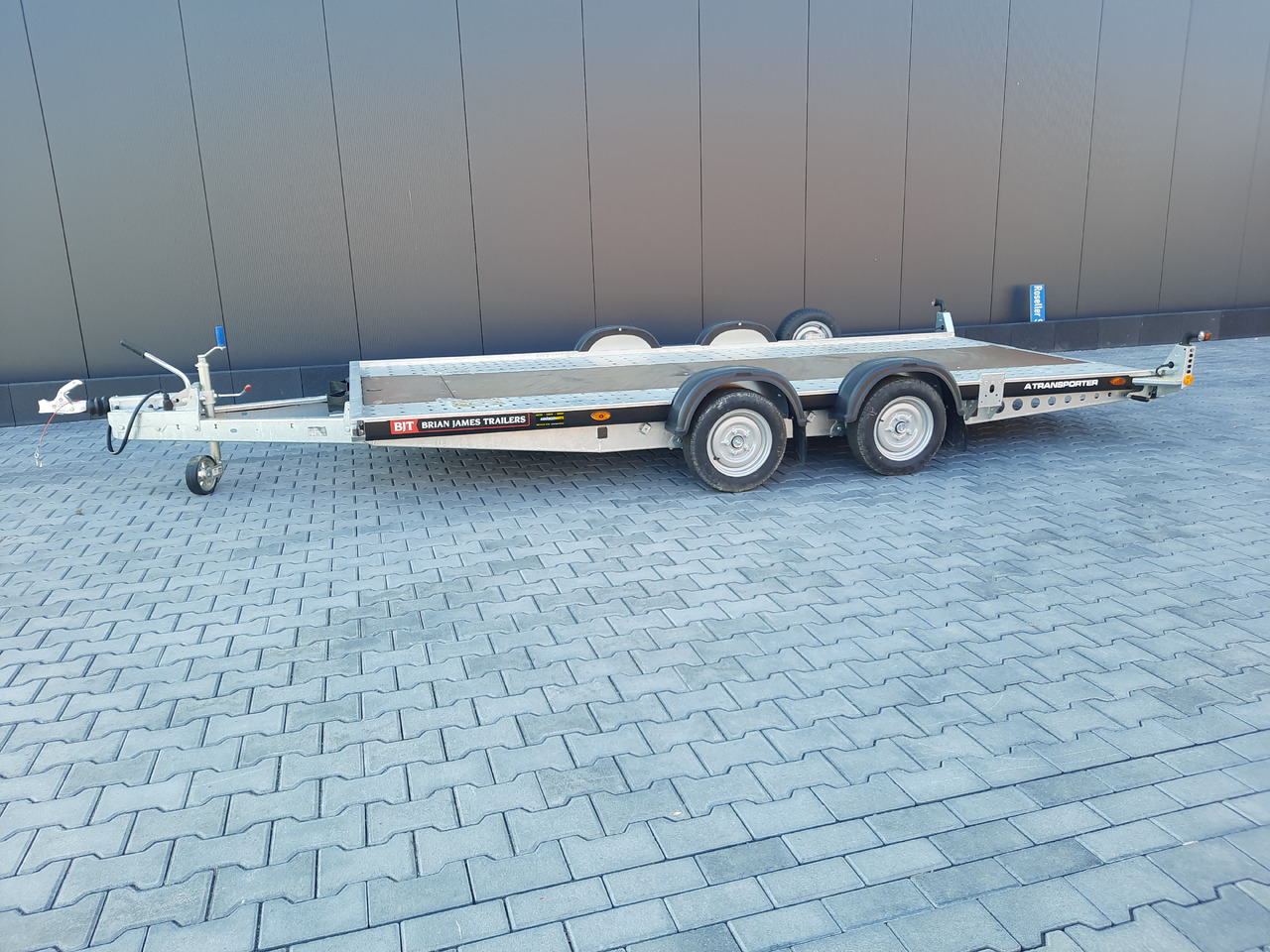 Brian James A4 Transporter 450x200cm blackline easy glide Rampen 240cm ausziehbar 3000kg - Príves prepravník áut: obrázok 5 Brian James A4 Transporter 450x200cm blackline easy glide Rampen 240cm ausziehbar 3000kg - Príves prepravník áut: obrázok 5