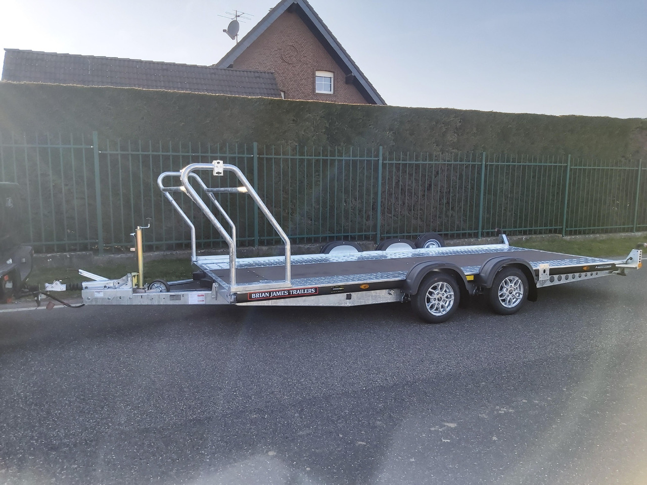 Brian James A4 Transporter 500x200cm blackline Alufelgen easy glide Rampen 240cm Reifenregal 3000kg - Príves prepravník áut: obrázok 4 Brian James A4 Transporter 500x200cm blackline Alufelgen easy glide Rampen 240cm Reifenregal 3000kg - Príves prepravník áut: obrázok 4