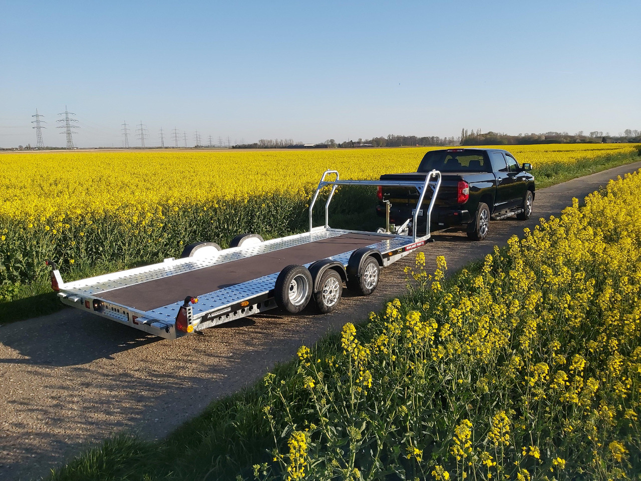Brian James A4 Transporter 500x200cm blackline Alufelgen easy glide Rampen 240cm Reifenregal 3000kg - Príves prepravník áut: obrázok 1 Brian James A4 Transporter 500x200cm blackline Alufelgen easy glide Rampen 240cm Reifenregal 3000kg - Príves prepravník áut: obrázok 1