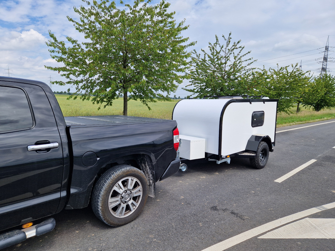 Cargo Base Camp offroad M 290x148x128cm Solar Akku 12 Volt Reeling 1350kg 100km/H - Obytný príves: obrázok 2 Cargo Base Camp offroad M 290x148x128cm Solar Akku 12 Volt Reeling 1350kg 100km/H - Obytný príves: obrázok 2