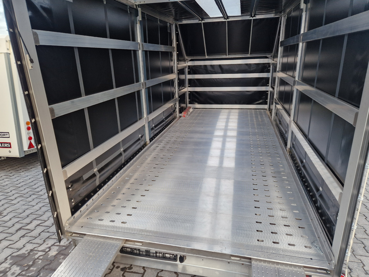 Príves prepravník áut Cartrailer Mototent Silverstone Light Alu 520x210x200cm blackline Tridem 10" (XXL) 3500kg: obrázok 14