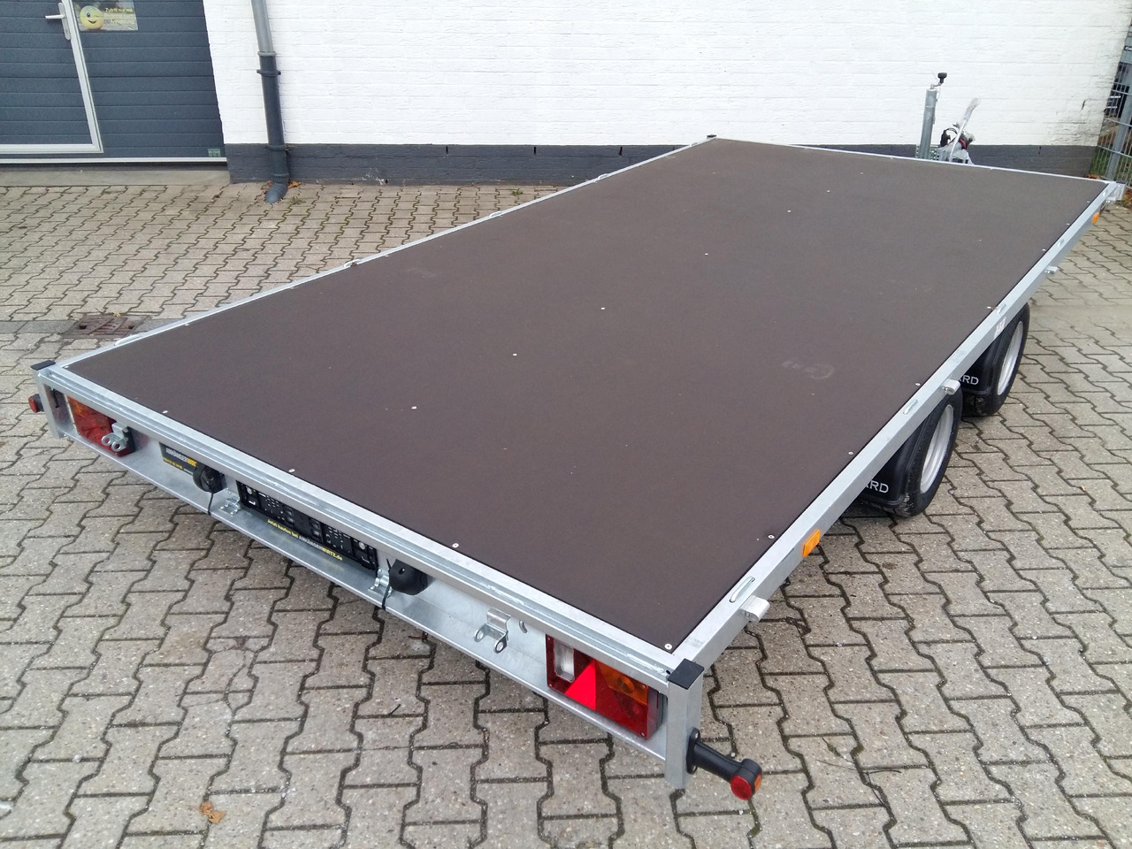 Hochlader 406x220cm flach niedrig Fahrgestell 10" LFH 56cm (XL+) 3000kg - Plošinový/ Valníkový príves: obrázok 3 Hochlader 406x220cm flach niedrig Fahrgestell 10" LFH 56cm (XL+) 3000kg - Plošinový/ Valníkový príves: obrázok 3