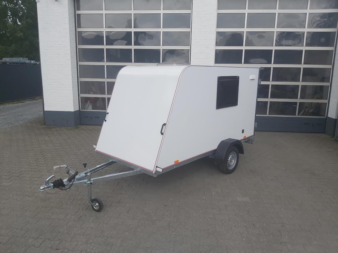Kargo Camp TFS S Midi 320x150x150cm aero Seitentür Fenster Strom 230V (S) 750kg gebremst Modell 22 - Obytný príves: obrázok 5 Kargo Camp TFS S Midi 320x150x150cm aero Seitentür Fenster Strom 230V (S) 750kg gebremst Modell 22 - Obytný príves: obrázok 5