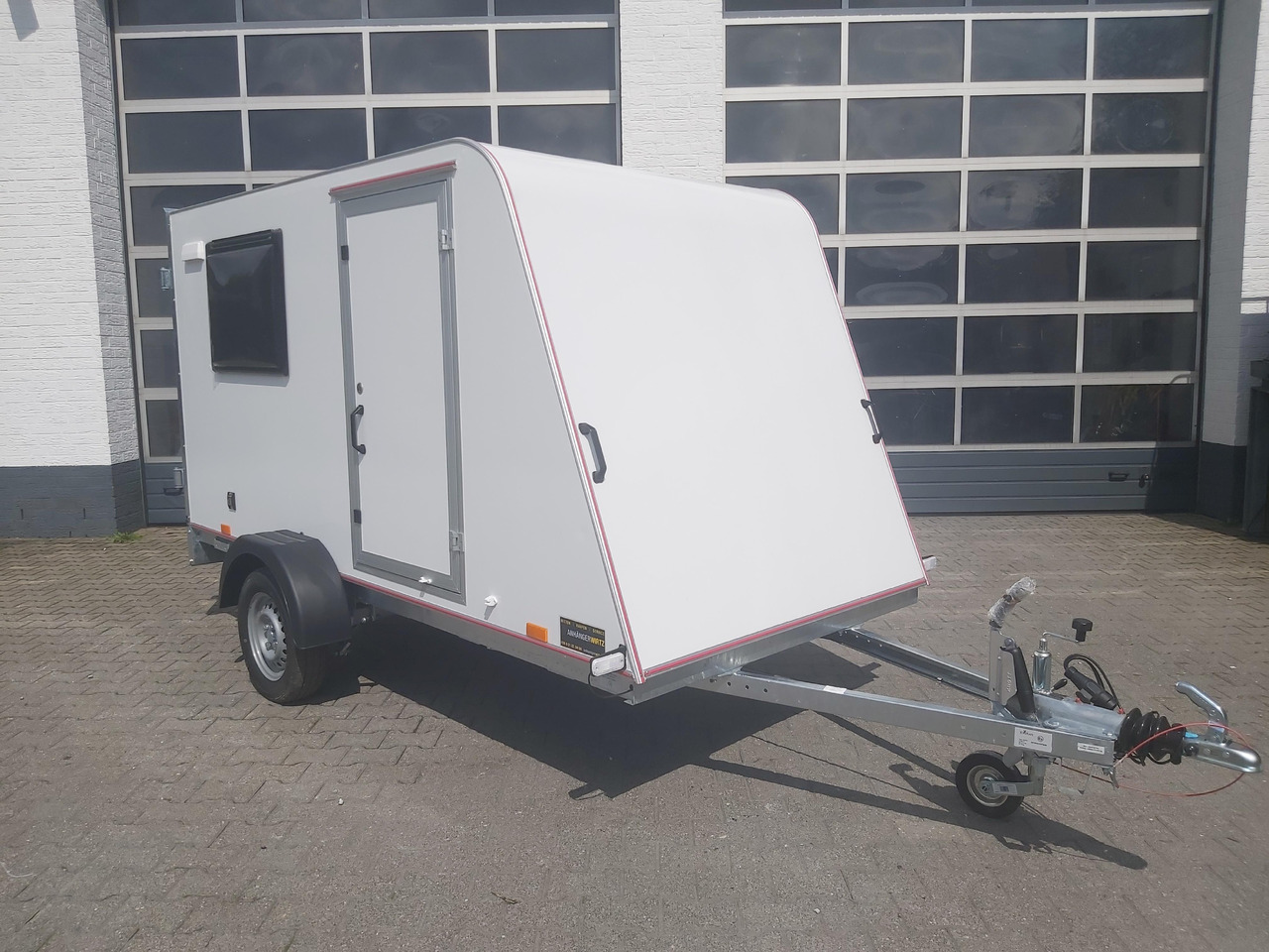 Kargo Camp TFS S Midi 320x150x150cm aero Seitentür Fenster Strom 230V (S) 750kg gebremst Modell 22 - Obytný príves: obrázok 1 Kargo Camp TFS S Midi 320x150x150cm aero Seitentür Fenster Strom 230V (S) 750kg gebremst Modell 22 - Obytný príves: obrázok 1