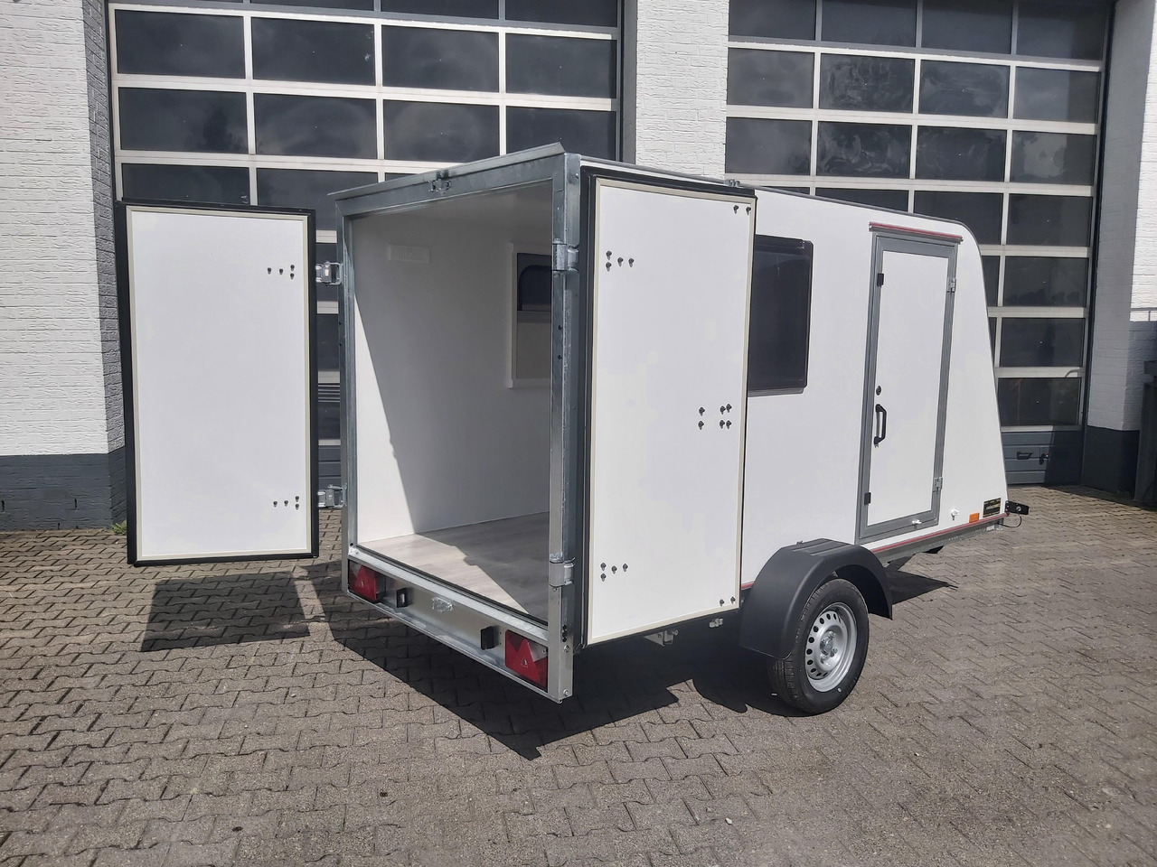 Kargo Camp TFS S Midi 320x150x150cm aero Seitentür Fenster Strom 230V (S) 750kg gebremst Modell 22 - Obytný príves: obrázok 2 Kargo Camp TFS S Midi 320x150x150cm aero Seitentür Fenster Strom 230V (S) 750kg gebremst Modell 22 - Obytný príves: obrázok 2