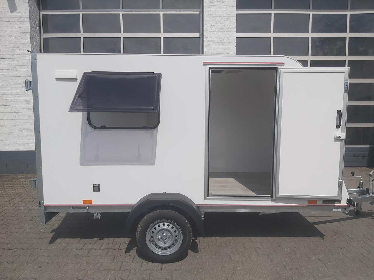 Kargo Camp TFS S Midi 320x150x150cm aero Seitentür Fenster Strom 230V (S) 750kg gebremst Modell 22 - Obytný príves: obrázok 4 Kargo Camp TFS S Midi 320x150x150cm aero Seitentür Fenster Strom 230V (S) 750kg gebremst Modell 22 - Obytný príves: obrázok 4