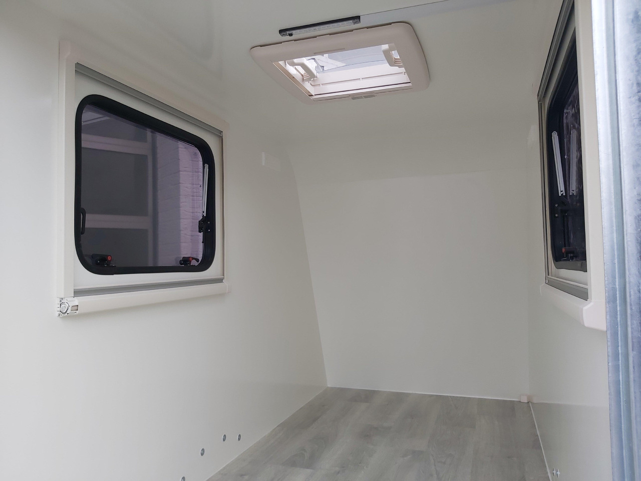 Kargo Camp TFS S Mini 250x125x150cm aero Reling 2 Fenster Dachluke (S) 750kg Abverkauf - Obytný príves: obrázok 5 Kargo Camp TFS S Mini 250x125x150cm aero Reling 2 Fenster Dachluke (S) 750kg Abverkauf - Obytný príves: obrázok 5