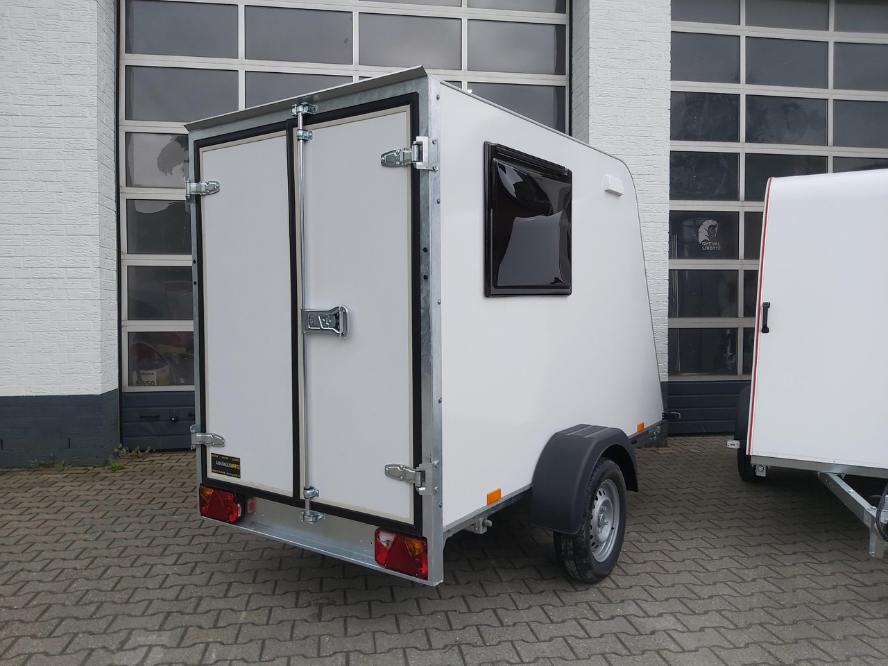 Kargo Camp TFS S Mini 250x125x150cm aero Reling 2 Fenster Dachluke (S) 750kg Abverkauf - Obytný príves: obrázok 4 Kargo Camp TFS S Mini 250x125x150cm aero Reling 2 Fenster Dachluke (S) 750kg Abverkauf - Obytný príves: obrázok 4