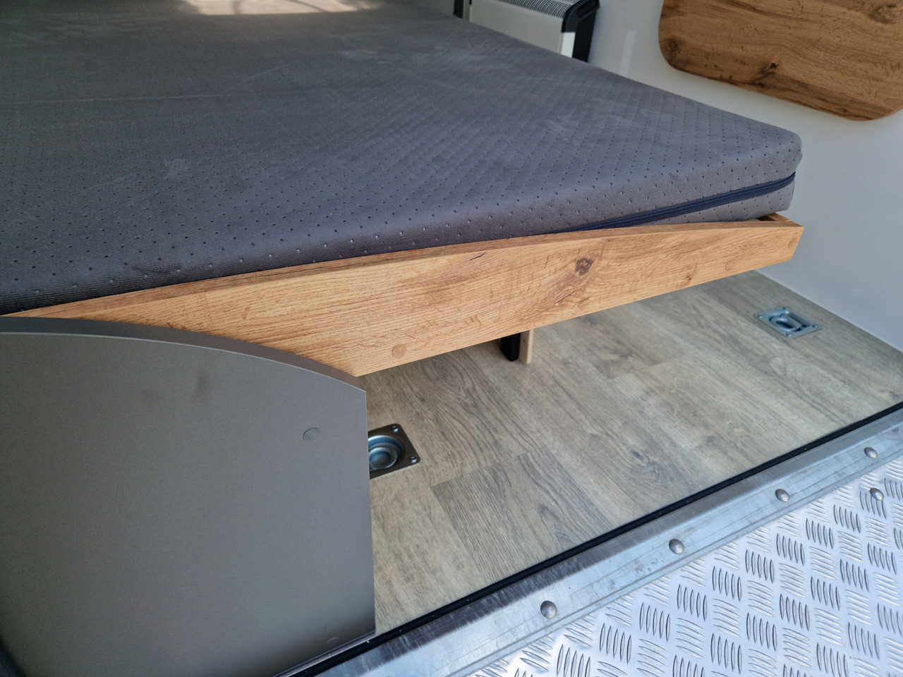 Koffer Camp TFS ST 320.01 320x150x180cm Premium Rampe Seitentür Fenster Bett 1300kg 100km/H - Obytný príves: obrázok 4 Koffer Camp TFS ST 320.01 320x150x180cm Premium Rampe Seitentür Fenster Bett 1300kg 100km/H - Obytný príves: obrázok 4