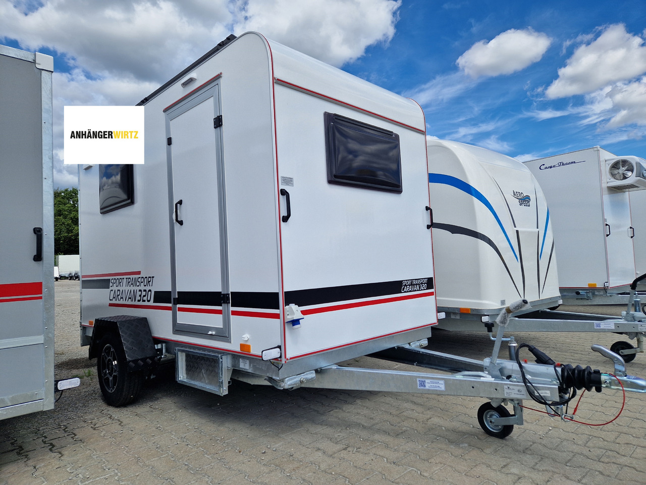 Koffer Camp TFS ST 320.01 320x150x180cm Premium Rampe Seitentür Fenster Bett 1300kg 100km/H - Obytný príves: obrázok 1 Koffer Camp TFS ST 320.01 320x150x180cm Premium Rampe Seitentür Fenster Bett 1300kg 100km/H - Obytný príves: obrázok 1