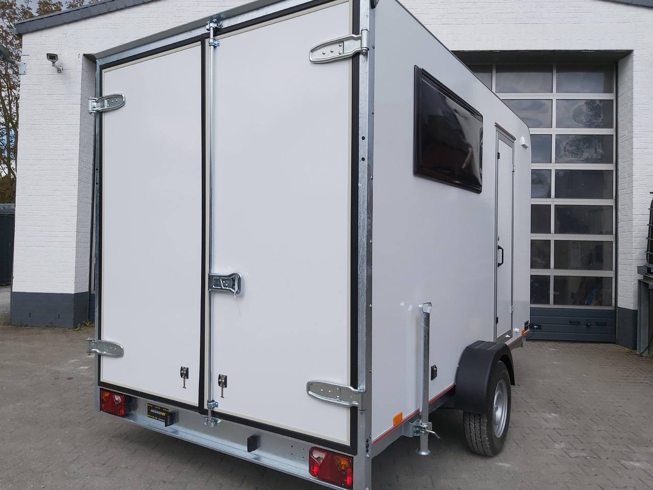 Koffer Sport Camp TFS 360.00 360x200x210cm aero Seitentür Fenster Bett (L) 1300kg 100km/H - Obytný príves: obrázok 2 Koffer Sport Camp TFS 360.00 360x200x210cm aero Seitentür Fenster Bett (L) 1300kg 100km/H - Obytný príves: obrázok 2