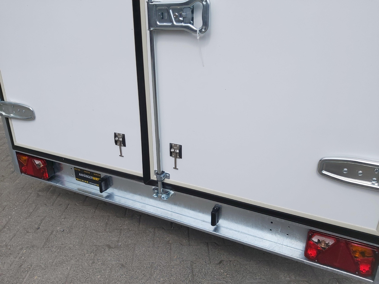 Koffer Sport Camp TFS 360.00 360x200x210cm aero Seitentür Fenster Bett (L) 1300kg 100km/H - Obytný príves: obrázok 5 Koffer Sport Camp TFS 360.00 360x200x210cm aero Seitentür Fenster Bett (L) 1300kg 100km/H - Obytný príves: obrázok 5