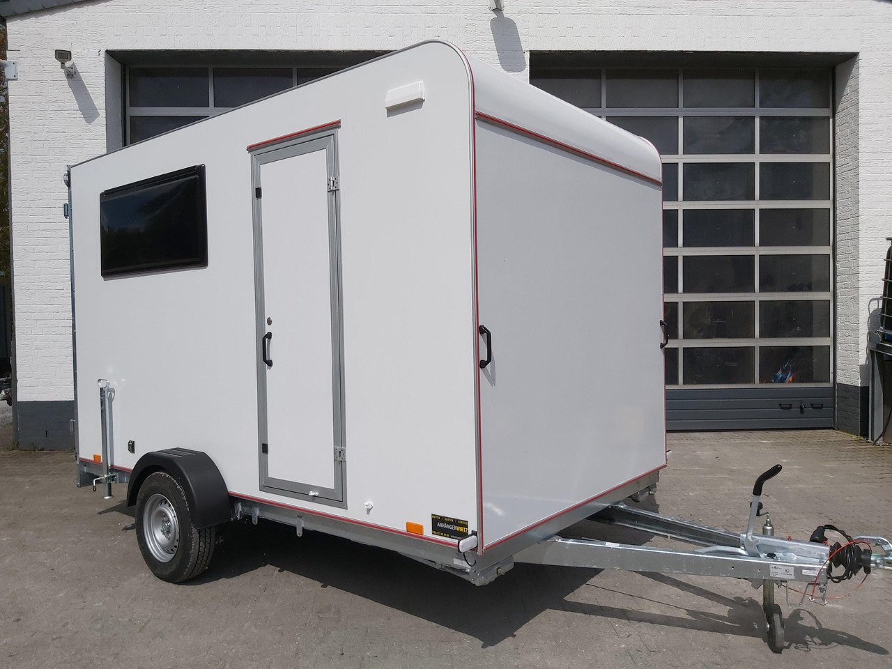 Koffer Sport Camp TFS 360.00 360x200x210cm aero Seitentür Fenster Bett (L) 1300kg 100km/H - Obytný príves: obrázok 1 Koffer Sport Camp TFS 360.00 360x200x210cm aero Seitentür Fenster Bett (L) 1300kg 100km/H - Obytný príves: obrázok 1