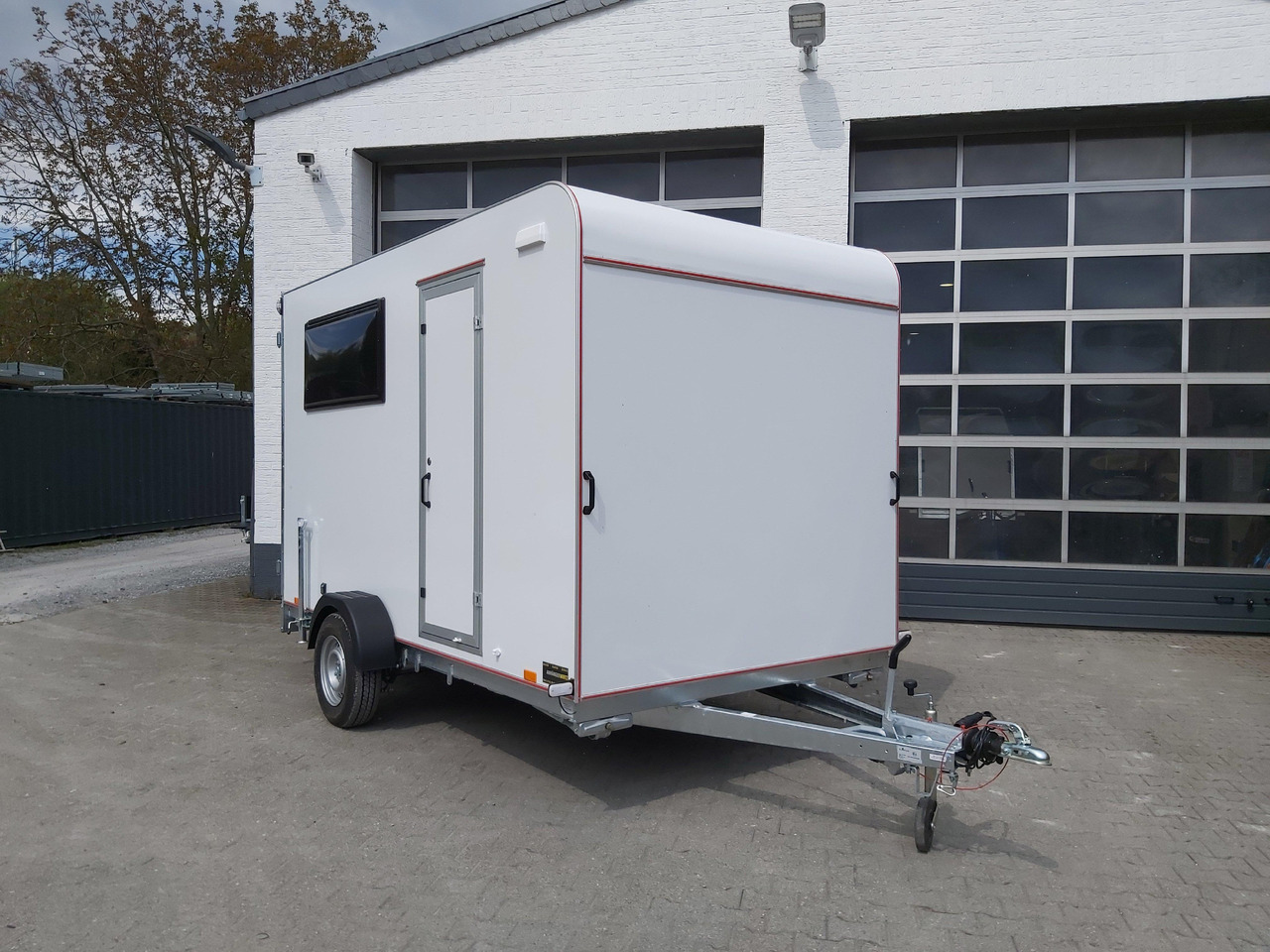 Koffer Sport Camp TFS 360.00 360x200x210cm aero Seitentür Fenster Bett (L) 1300kg 100km/H - Obytný príves: obrázok 3 Koffer Sport Camp TFS 360.00 360x200x210cm aero Seitentür Fenster Bett (L) 1300kg 100km/H - Obytný príves: obrázok 3
