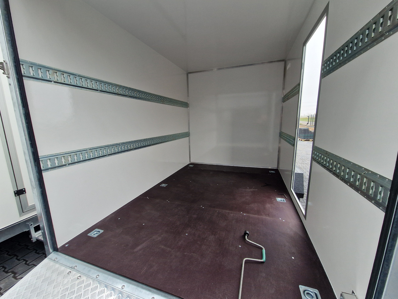 Koffer Sport Camp TFS 550.01 550x200x210cm Laderaum ST & Wohnabteil 2700kg - Obytný príves: obrázok 5 Koffer Sport Camp TFS 550.01 550x200x210cm Laderaum ST & Wohnabteil 2700kg - Obytný príves: obrázok 5