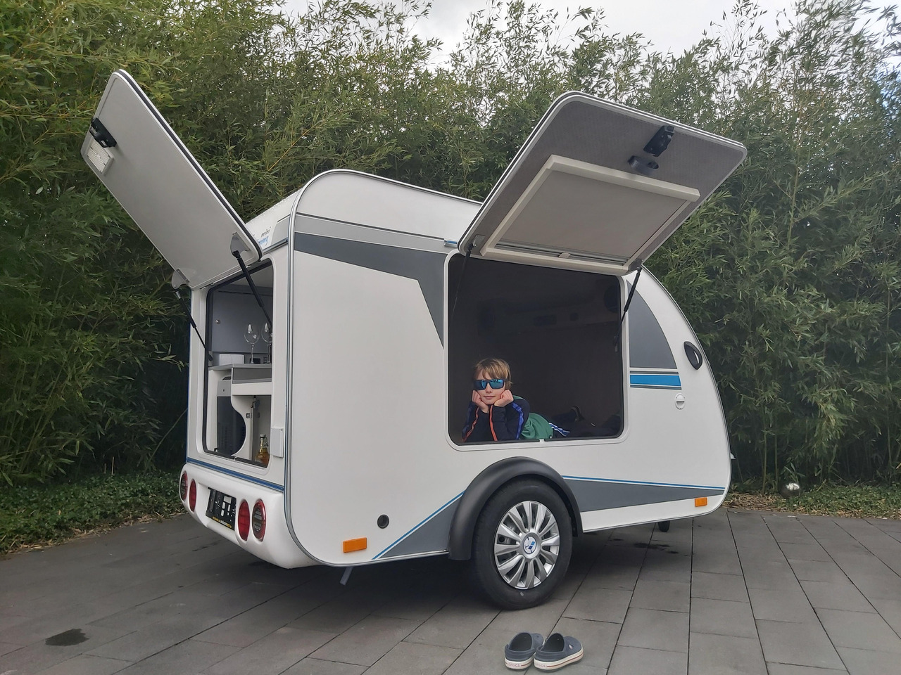 Mini Camper Mini Tommy TMC25 252x140x121cm aero V1 Küche 12V/230V 100km/H 750kg gebremst Modell 24 - Obytný príves: obrázok 2 Mini Camper Mini Tommy TMC25 252x140x121cm aero V1 Küche 12V/230V 100km/H 750kg gebremst Modell 24 - Obytný príves: obrázok 2