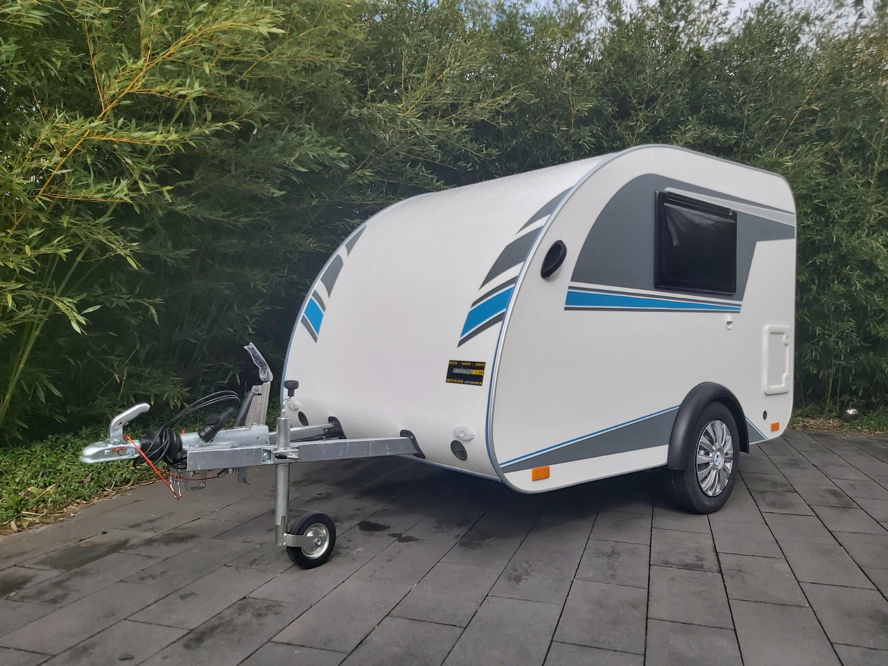 Mini Camper Mini Tommy TMC25 252x140x121cm aero V1 Küche 12V/230V 100km/H 750kg gebremst Modell 24 - Obytný príves: obrázok 1 Mini Camper Mini Tommy TMC25 252x140x121cm aero V1 Küche 12V/230V 100km/H 750kg gebremst Modell 24 - Obytný príves: obrázok 1
