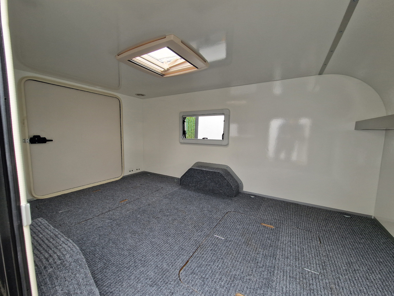 Mini Caravan Cargo Base Camp M+ wild 290cm Alufelgen 2 Fenster 100km/H 800kg - Obytný príves: obrázok 4 Mini Caravan Cargo Base Camp M+ wild 290cm Alufelgen 2 Fenster 100km/H 800kg - Obytný príves: obrázok 4