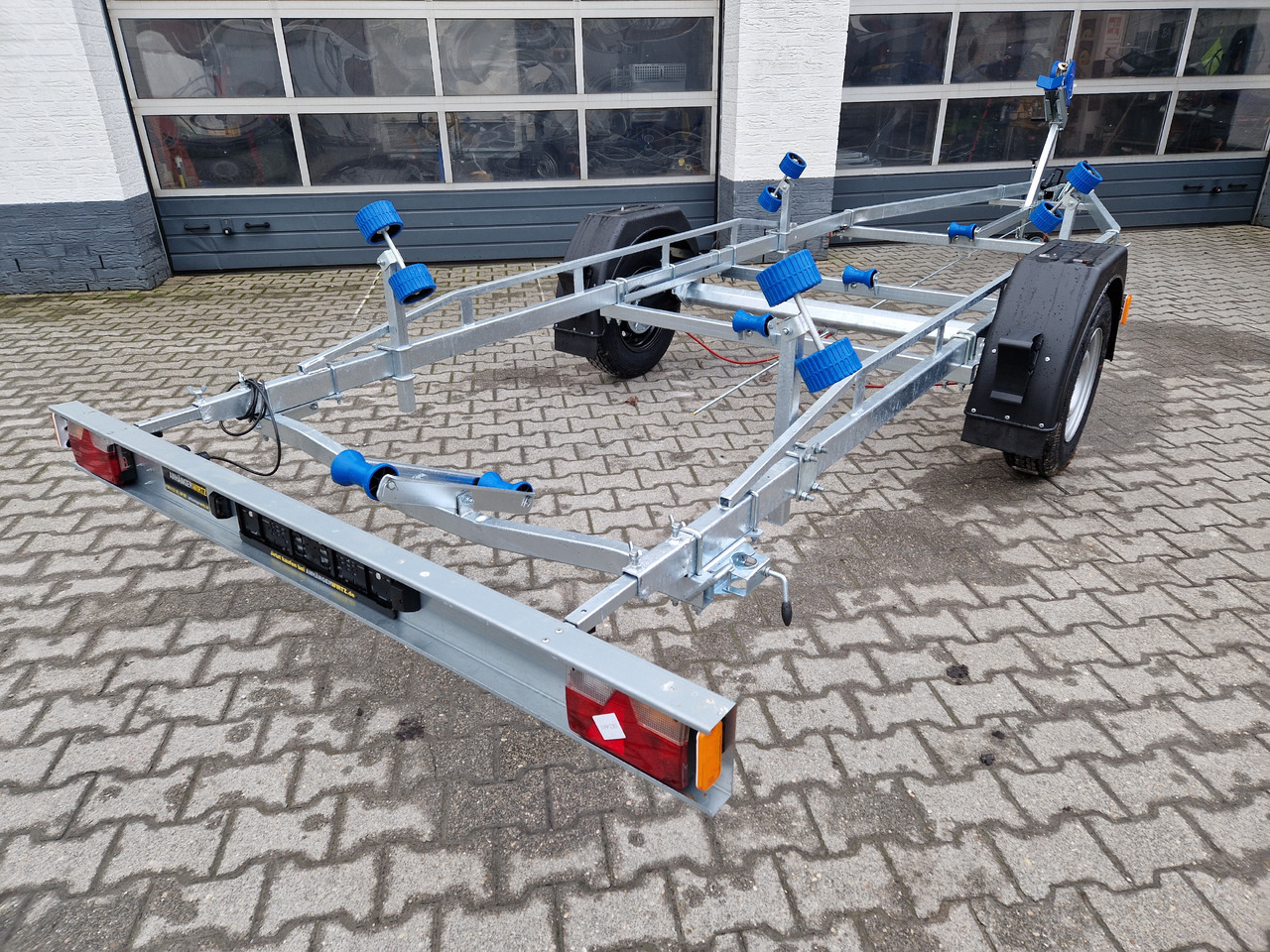 Neptun Bootstrailer Navy GN 231 1300 mit Winde 1300kg Modell 2024 - Lodný príves: obrázok 1 Neptun Bootstrailer Navy GN 231 1300 mit Winde 1300kg Modell 2024 - Lodný príves: obrázok 1