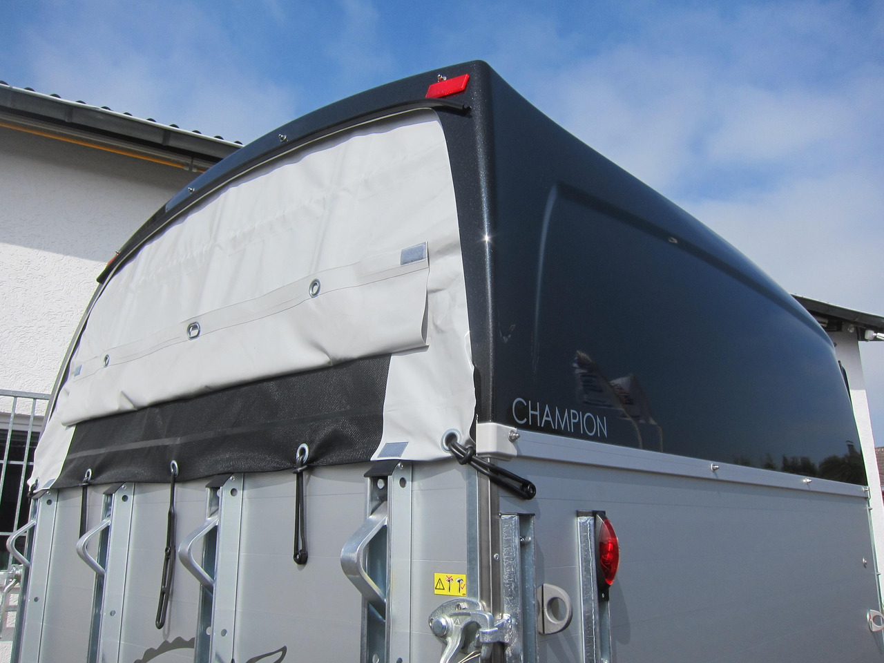 Pferdeanhänger Böckmann Champion C 2400kg Heckflügeltür blackline CFF+ 100 km/H 2400kg Abverkauf - Príves na prepravu koní: obrázok 5 Pferdeanhänger Böckmann Champion C 2400kg Heckflügeltür blackline CFF+ 100 km/H 2400kg Abverkauf - Príves na prepravu koní: obrázok 5