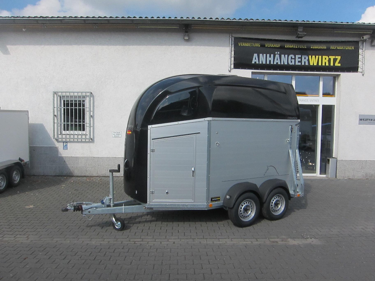 Pferdeanhänger Böckmann Champion R Sattelkammer blackline 2400kg CFF+ 100 km/H Modell 25 - Príves na prepravu koní: obrázok 1 Pferdeanhänger Böckmann Champion R Sattelkammer blackline 2400kg CFF+ 100 km/H Modell 25 - Príves na prepravu koní: obrázok 1